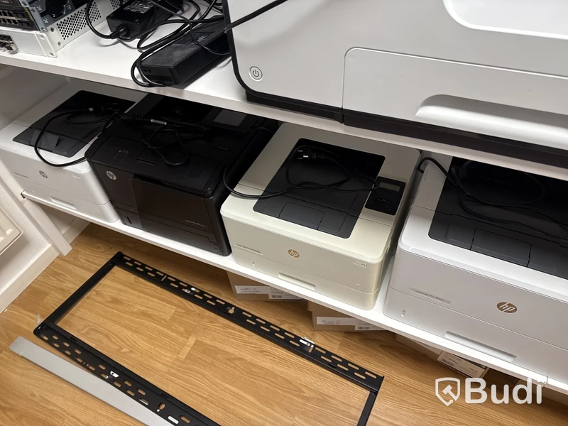 Skrivare, TV-apparater och accesspunkter från Cisco, rack, datorskärmar och övrig elektronik