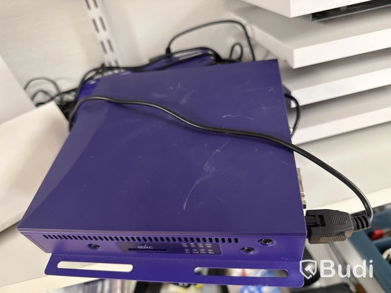 Skrivare, TV-apparater och accesspunkter från Cisco, rack, datorskärmar och övrig elektronik
