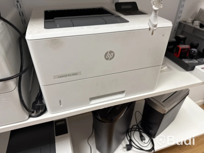 Skrivare, TV-apparater och accesspunkter från Cisco, rack, datorskärmar och övrig elektronik