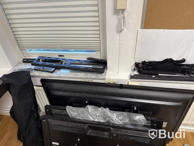 Skrivare, TV-apparater och accesspunkter från Cisco, rack, datorskärmar och övrig elektronik