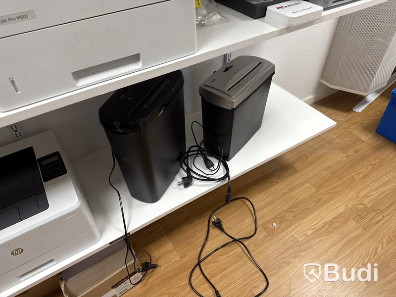 Skrivare, TV-apparater och accesspunkter från Cisco, rack, datorskärmar och övrig elektronik