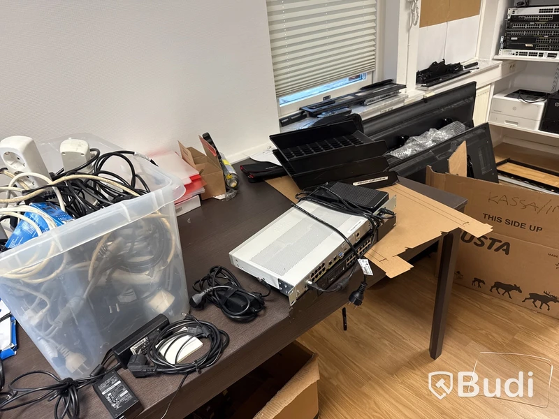 Skrivare, TV-apparater och accesspunkter från Cisco, rack, datorskärmar och övrig elektronik