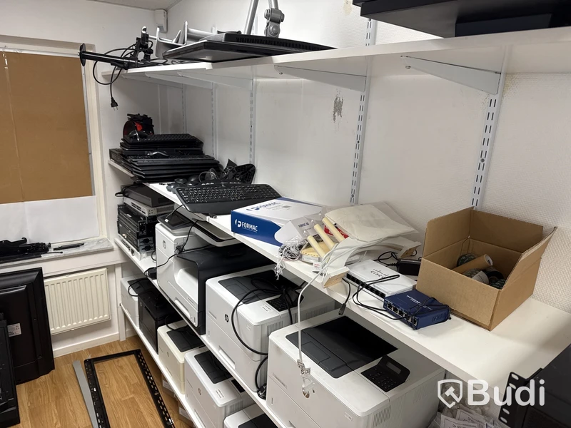 Skrivare, TV-apparater och accesspunkter från Cisco, rack, datorskärmar och övrig elektronik