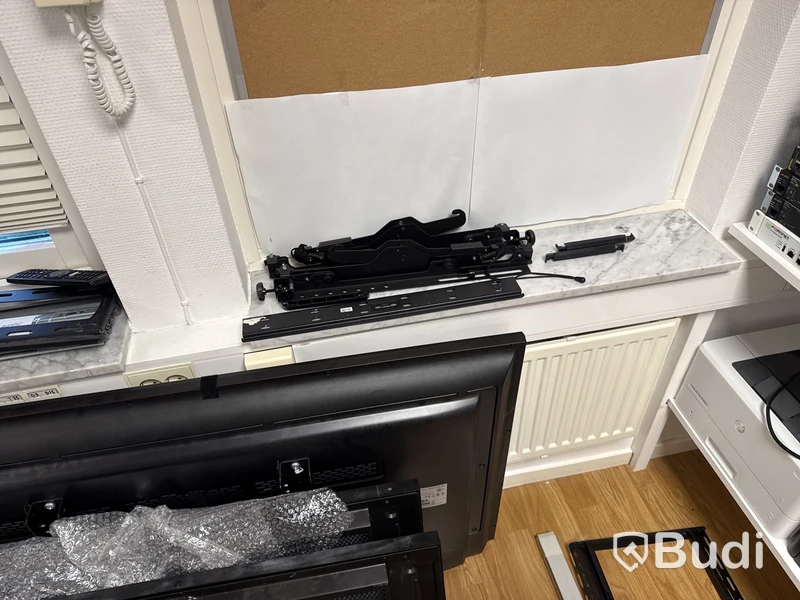 Skrivare, TV-apparater och accesspunkter från Cisco, rack, datorskärmar och övrig elektronik