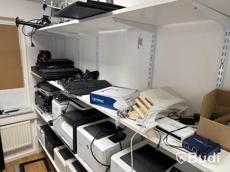 Skrivare, TV-apparater och accesspunkter från Cisco, rack, datorskärmar och övrig elektronik