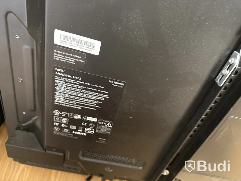 Skrivare, TV-apparater och accesspunkter från Cisco, rack, datorskärmar och övrig elektronik