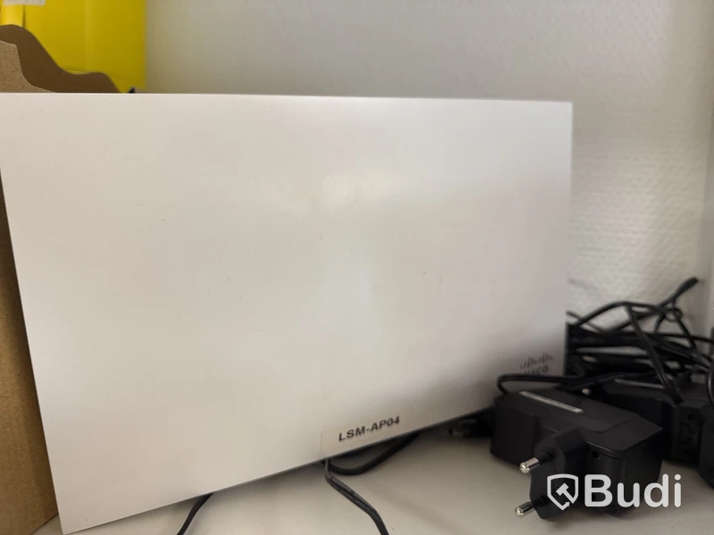 Skrivare, TV-apparater och accesspunkter från Cisco, rack, datorskärmar och övrig elektronik