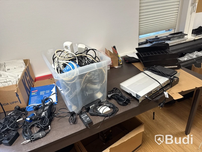Skrivare, TV-apparater och accesspunkter från Cisco, rack, datorskärmar och övrig elektronik