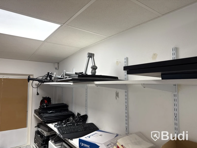 Skrivare, TV-apparater och accesspunkter från Cisco, rack, datorskärmar och övrig elektronik