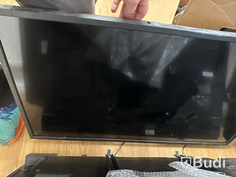 Skrivare, TV-apparater och accesspunkter från Cisco, rack, datorskärmar och övrig elektronik
