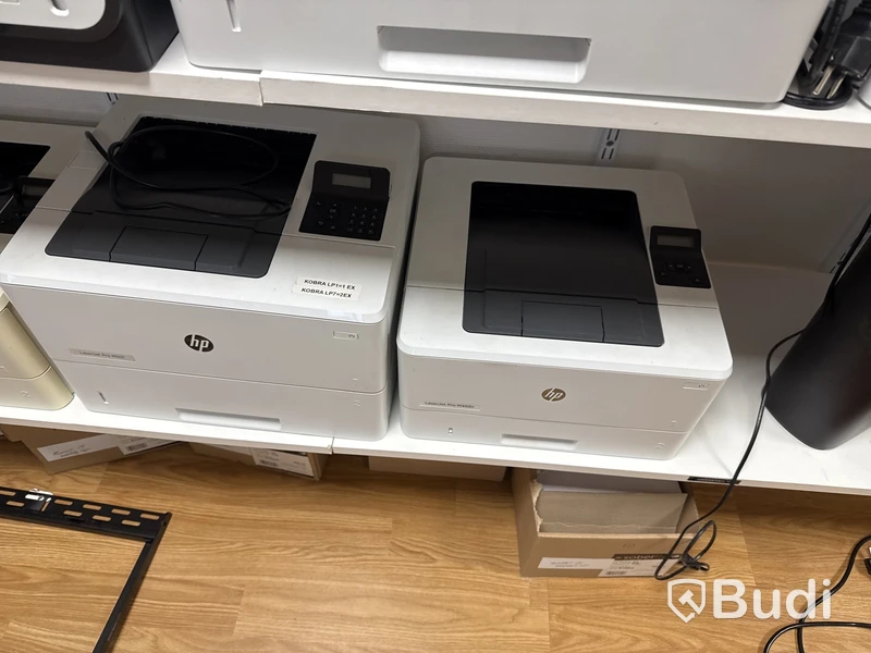 Skrivare, TV-apparater och accesspunkter från Cisco, rack, datorskärmar och övrig elektronik