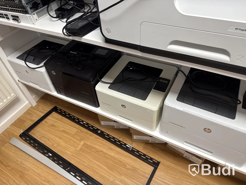 Skrivare, TV-apparater och accesspunkter från Cisco, rack, datorskärmar och övrig elektronik