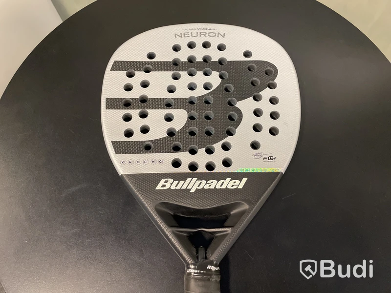 Parti med Padelrackets Bullpadelserie Herr 2025, nypris ca 18 000 kr