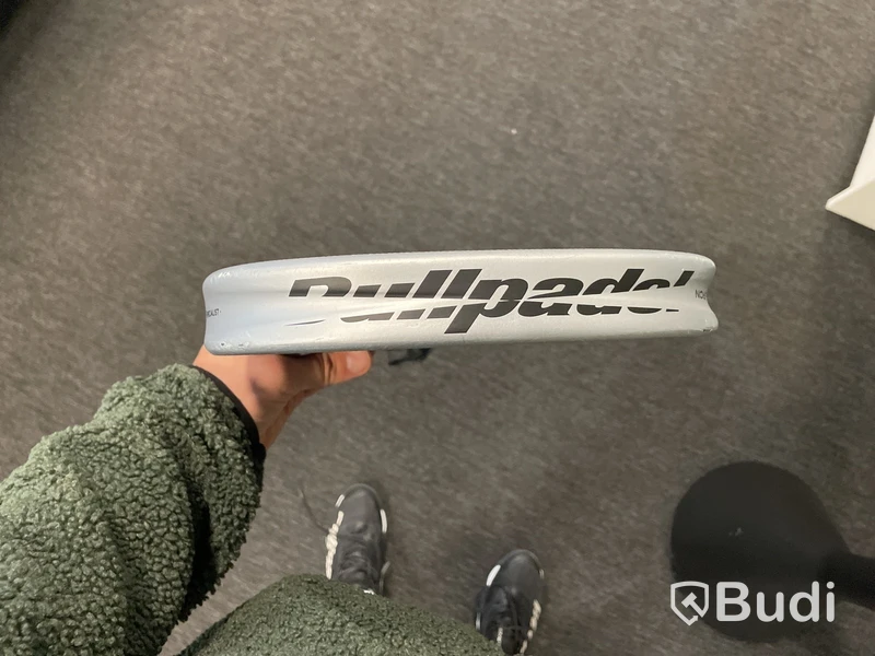Parti med Padelrackets Bullpadelserie Herr 2025, nypris ca 18 000 kr