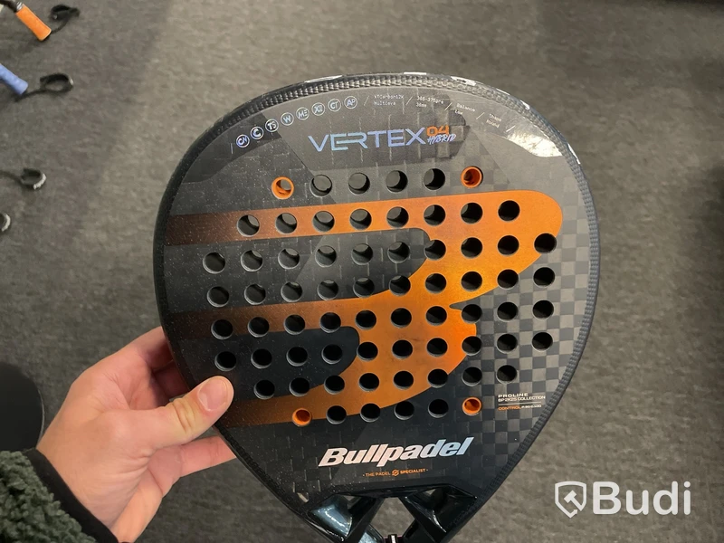 Parti med Padelrackets Bullpadelserie Herr 2025, nypris ca 18 000 kr