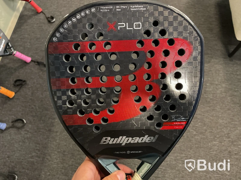 Parti med Padelrackets Bullpadelserie Herr 2025, nypris ca 18 000 kr