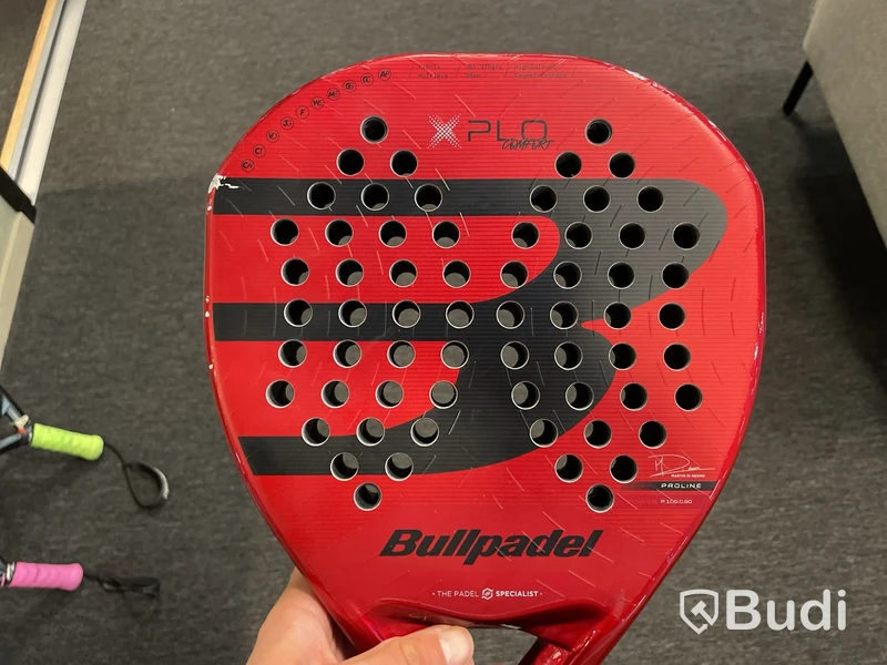Parti med Padelrackets Bullpadelserie Herr 2025, nypris ca 18 000 kr