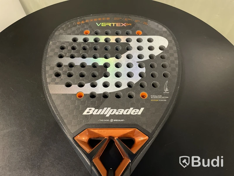 Parti med Padelrackets Bullpadelserie Herr 2025, nypris ca 18 000 kr