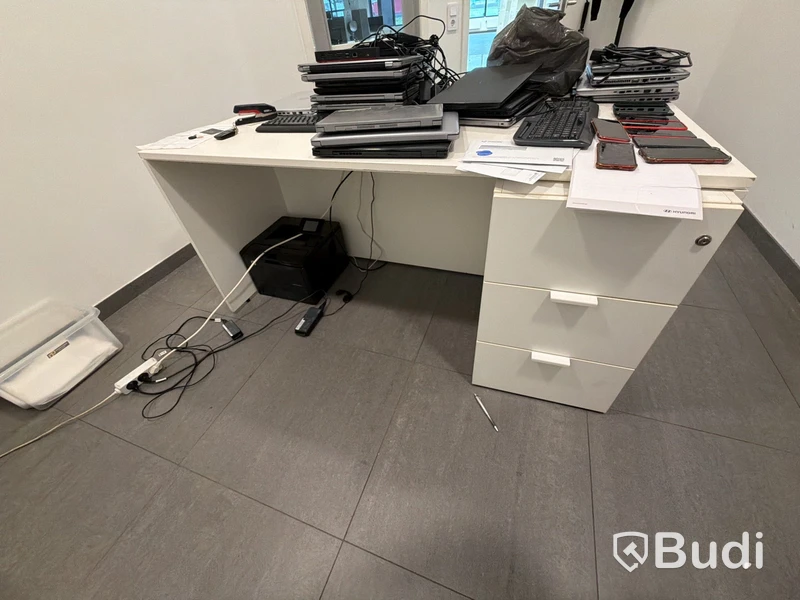 Kontorsrum med tv och skrivbord - obs inga datorer eller it utrustning eller kameror