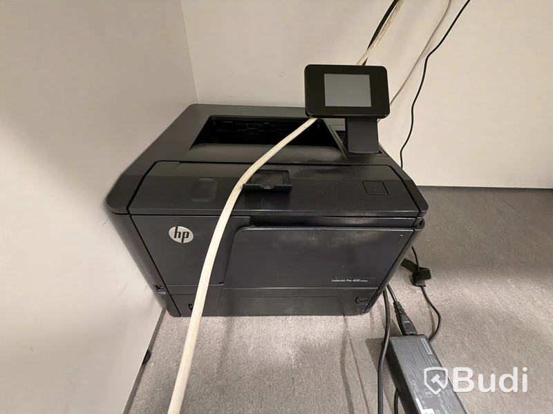 Kontorsrum med tv och skrivbord - obs inga datorer eller it utrustning eller kameror