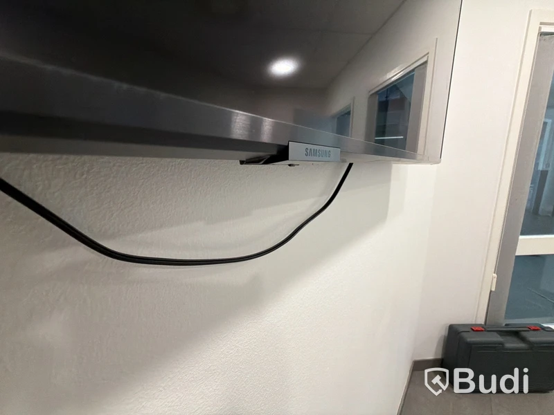 Kontorsrum med tv och skrivbord - obs inga datorer eller it utrustning eller kameror