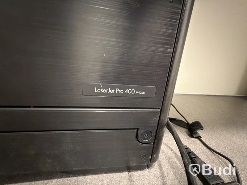 Kontorsrum med tv och skrivbord - obs inga datorer eller it utrustning eller kameror