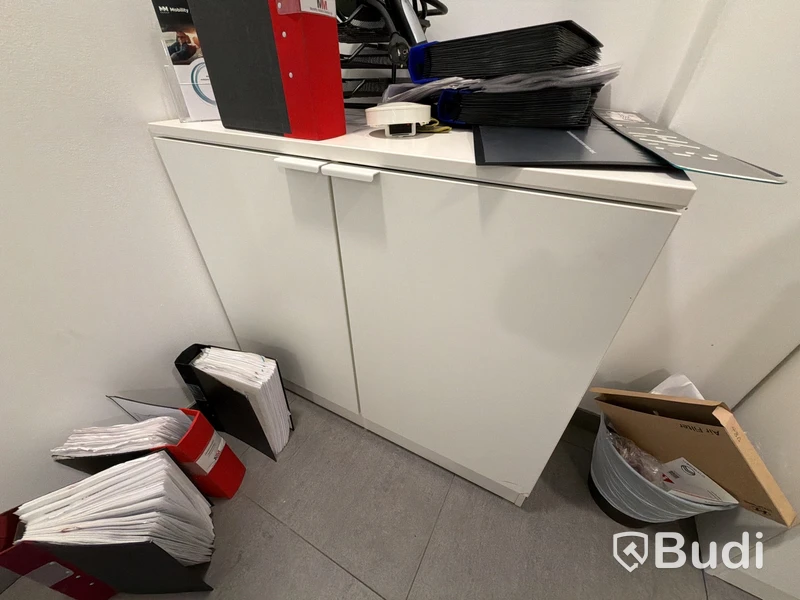 Kontorsrum med tv och skrivbord - obs inga datorer eller it utrustning eller kameror