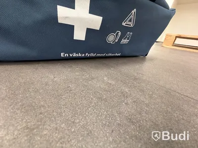 2 st. Säkerhetsväskor, en med punkteringsspray