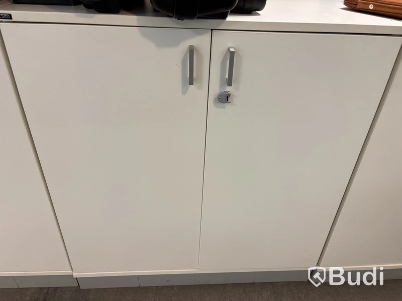 3 st. Höj och sänkbara skrivbord inkl. 6 st. dokumentskåp