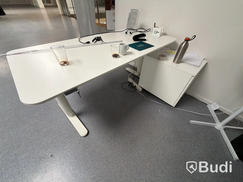Kontorsmiljö med höj sänkbart skrivbord, 2 st. sidobord och HP skrivare