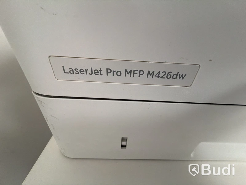 Kontorsmiljö med höj sänkbart skrivbord, 2 st. sidobord och HP skrivare