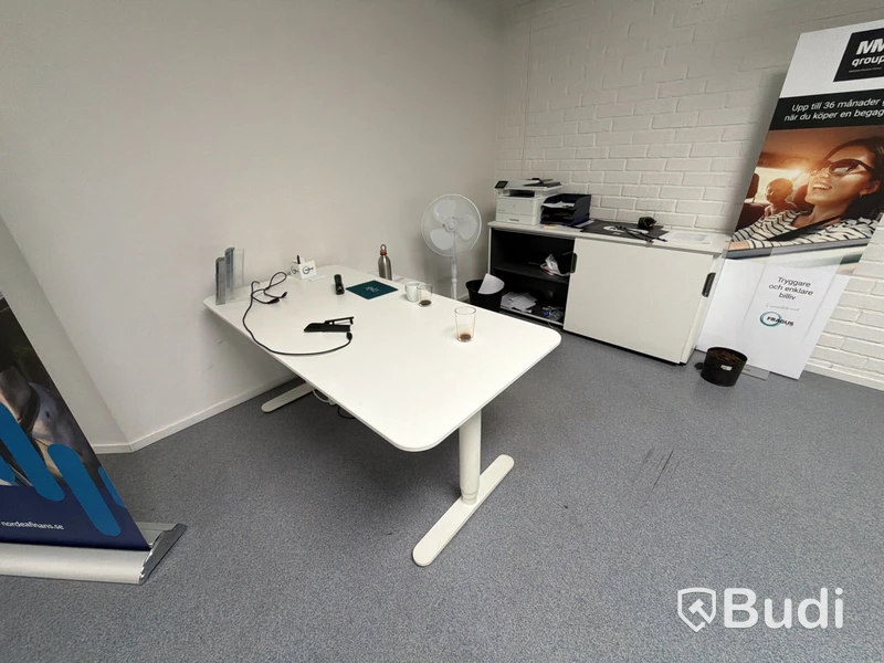 Kontorsmiljö med höj sänkbart skrivbord, 2 st. sidobord och HP skrivare