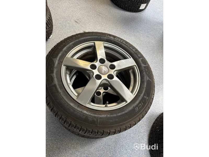 4 st. Vinterhjul 205/60R16 Michelin och Nokia
