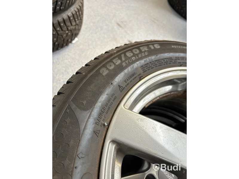 4 st. Vinterhjul 205/60R16 Michelin och Nokia