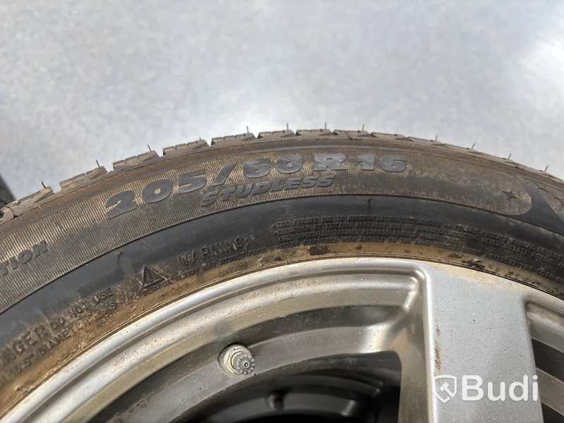 4 st. Vinterhjul 205/60R16 Michelin och Nokia