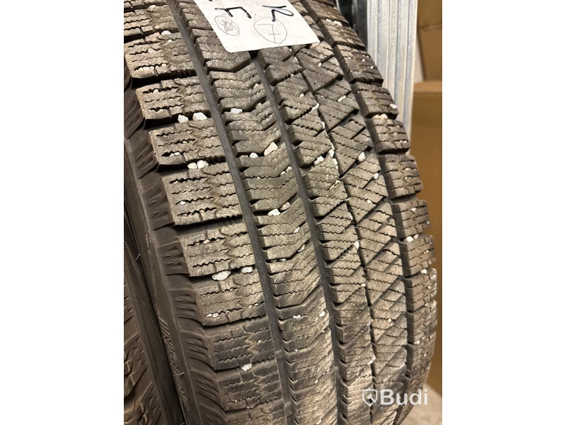 4 st. Vinterhjul Bridgestone 215/65R16 102S