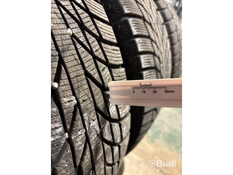 4 st. Vinterdäck Kumo 215/55R17 98T