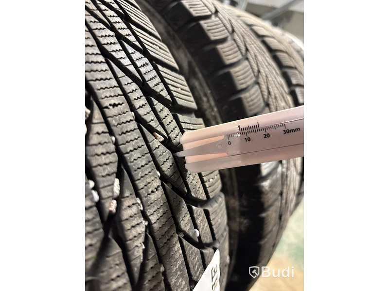 4 st. Vinterdäck Kumo 215/55R17 98T