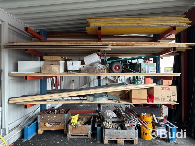 Innehåll i materialställ (formlås, formstag, virke, väggstöd, Combisafe m.m.)