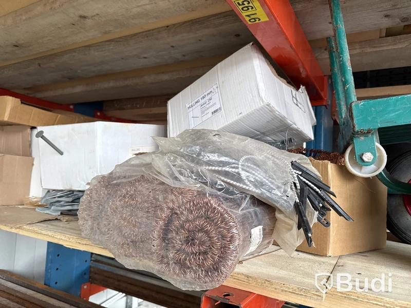 Innehåll i materialställ (formlås, formstag, virke, väggstöd, Combisafe m.m.)