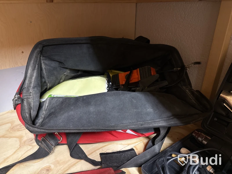 Parti med elverktyg, handverktyg, borr, etc. | Allt i rummet