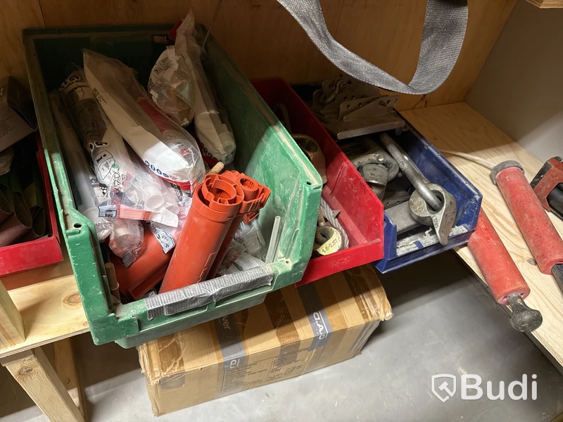 Parti med elverktyg, handverktyg, borr, etc. | Allt i rummet
