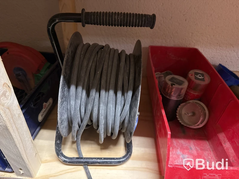 Parti med elverktyg, handverktyg, borr, etc. | Allt i rummet