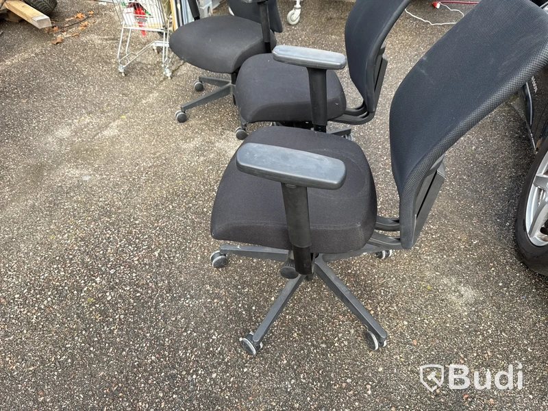 3 st kontorsplatser (elektriska EFG skrivbord + stolar)