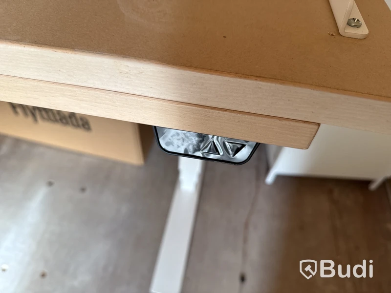 3 st kontorsplatser (elektriska EFG skrivbord + stolar)