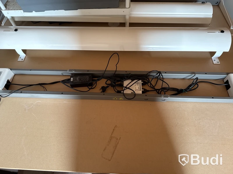 3 st kontorsplatser (elektriska EFG skrivbord + stolar)