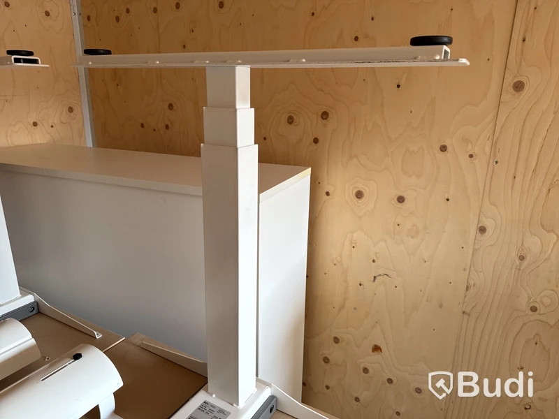 3 st kontorsplatser (elektriska EFG skrivbord + stolar)