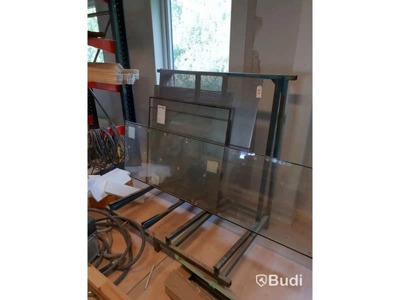 Glasstativ med några glas