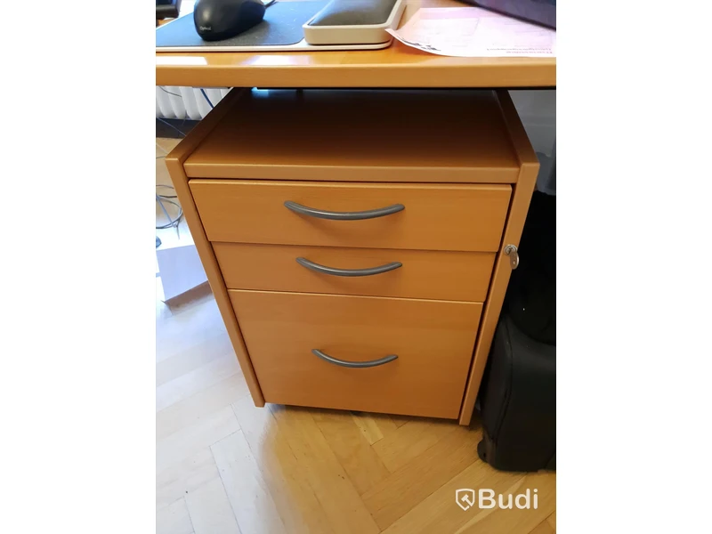 Skrivbord med sväng längd 2200mm djup 800mm sväng 1250mm och skrivbordshurts med hjul