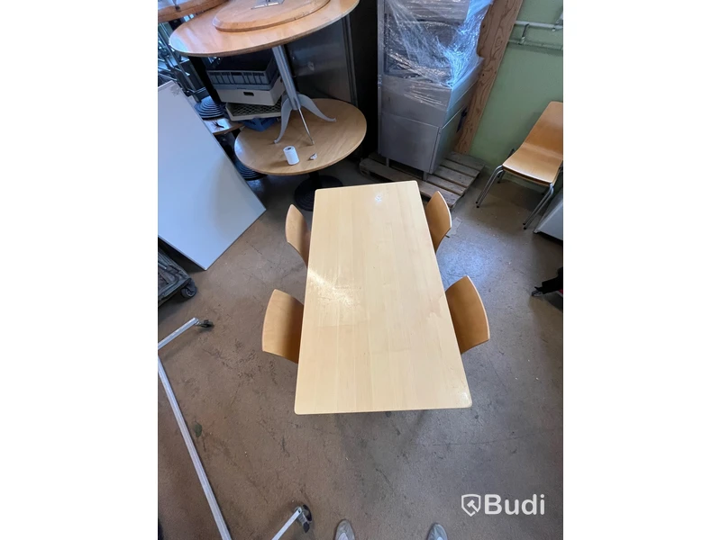 Rektangulärt bord med 4 st stolar. Skandiform 2-pack.